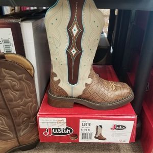 Iso these boots in a size 5.5 women's